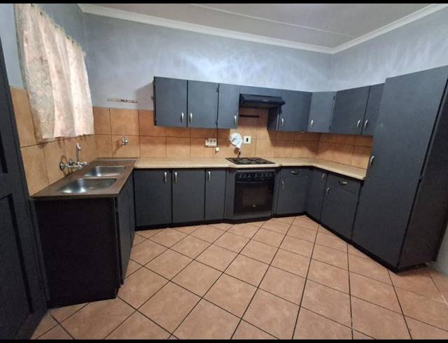 2 BEDROOM TOWNHOUSE FOR SALE IN VANDERBIJLPARK CW 3